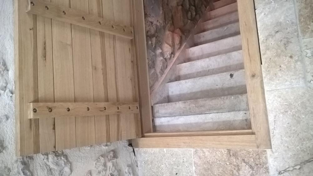 Photo illustrant Trappe d'accés cave - chêne (avec vérin gaz)